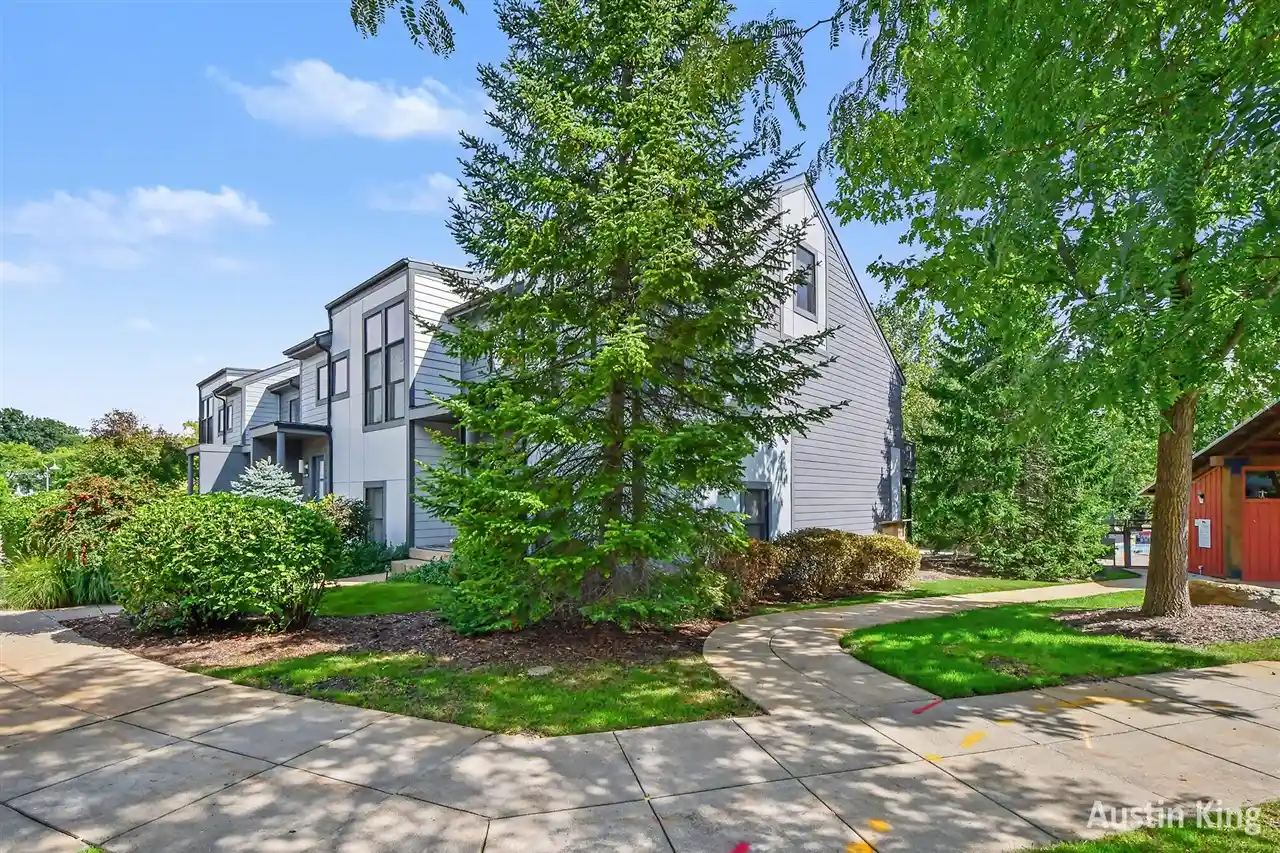 Listing Photo 2 - Condo for sale in 2114 New Town Dr located at 2114 New Town Dr, Grand Rapids, MI 49525 - Unit 2114 New Town Dr