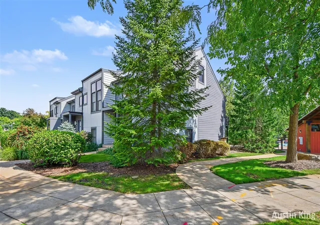 Listing Photo 2 - Condo for sale in building located at 2114 New Town Dr, Grand Rapids, MI 49525