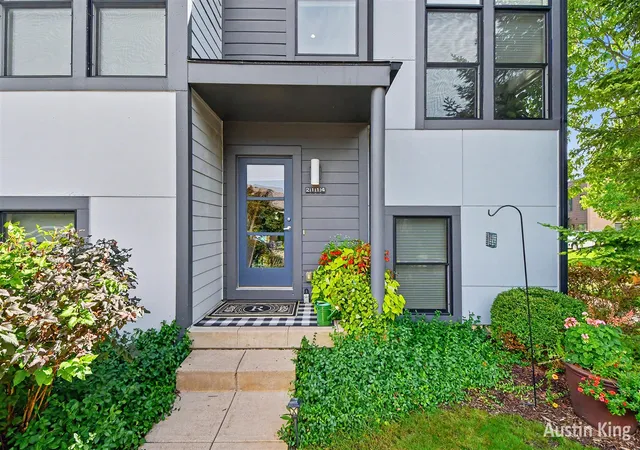 Listing Photo 3 - Condo for sale in building located at 2114 New Town Dr, Grand Rapids, MI 49525