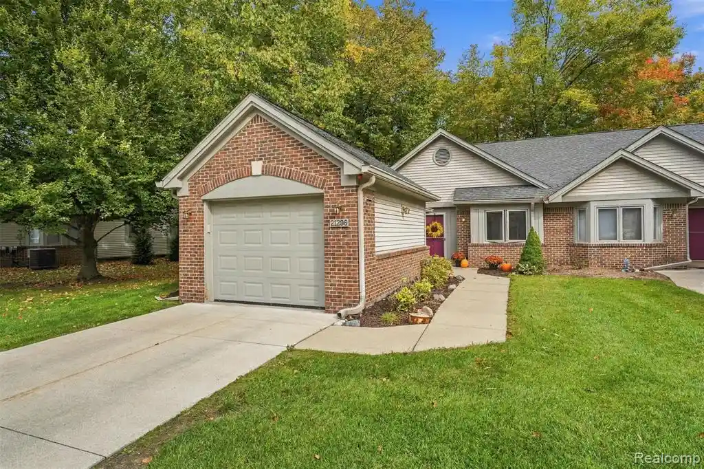 Listing Photo 1 - Condo for sale in 21296 Juniper Ct located at 21296 Juniper Ct, Farmington Hills, MI 48336 - Unit #73