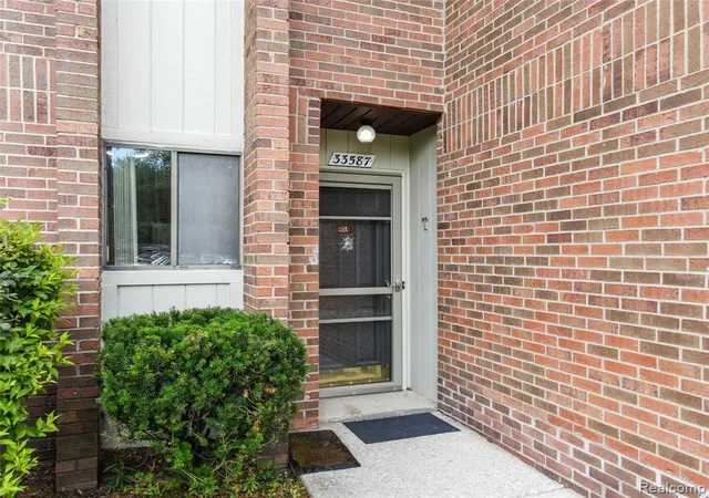 Condo for sale at 33587 Pondview Cir #114, Livonia, MI 48152 | MLS# 61029009
