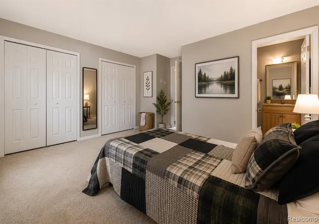 Listing Photo 5 - Condo for sale in building located at 33587 Pondview Cir, Livonia, MI 48152 - Unit #114
