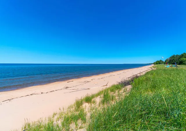 Photo 2 of Single family home for sale at 737 Lakewood Ln, Marquette, MI 49855 | MLS# 50223105 | Listing updated on 2026-09-28
