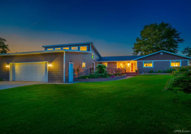 Photo 3 of Single family home for sale at 737 Lakewood Ln, Marquette, MI 49855 | MLS# 50223105 | Listing updated on 2026-09-28