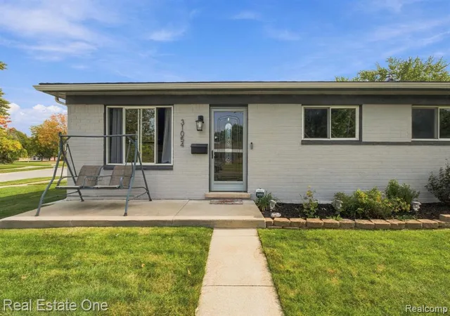 Photo 3 of Single family home for sale at 31054 Gardendale Dr, Warren, MI 48088 2002 | MLS# 61024512 | Listing updated on 2026-10-14