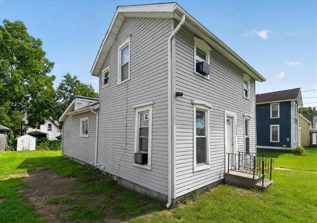 Photo 3 of Single family home for sale at 813 Backus St, Jackson, MI 49202 | MLS# 70555705 | Listing updated on 2026-09-04