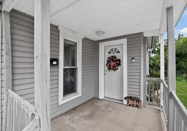 Photo 4 of Single family home for sale at 813 Backus St, Jackson, MI 49202 | MLS# 70555705 | Listing updated on 2026-09-04
