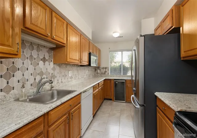Listing Photo 5 - Condo for sale in building located at 31444 Orch, Farmington Hills, MI 48334