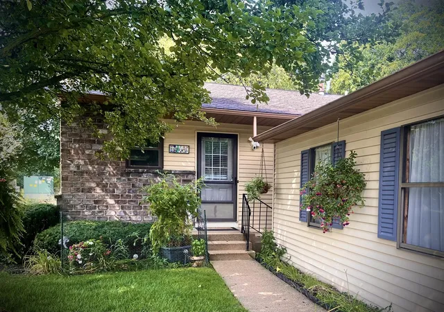 Photo 1 of Sale Pending at 3250 Oxford Dr, Kentwood, MI 49512 | MLS# 70555731 | Listing updated on 2026-09-02