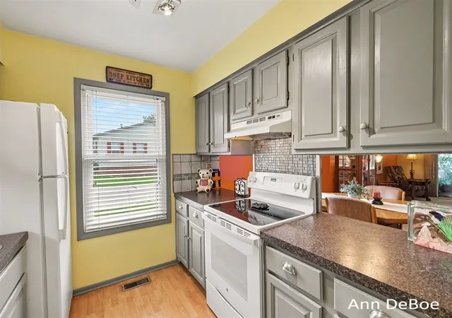 Photo 3 of Sale Pending at 3250 Oxford Dr, Kentwood, MI 49512 | MLS# 70555731 | Listing updated on 2026-09-02