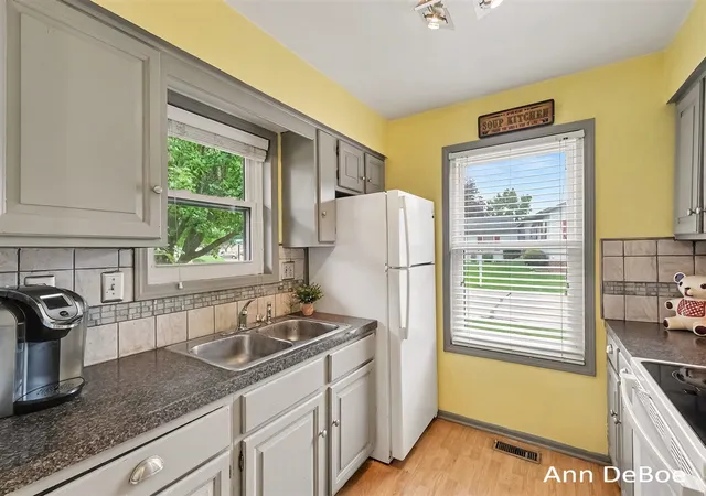 Photo 4 of Sale Pending at 3250 Oxford Dr, Kentwood, MI 49512 | MLS# 70555731 | Listing updated on 2026-09-02