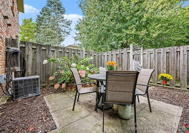Listing Photo 4 - Condo for sale in building located at 2466 Abbington Dr, Grand Rapids, MI 49506