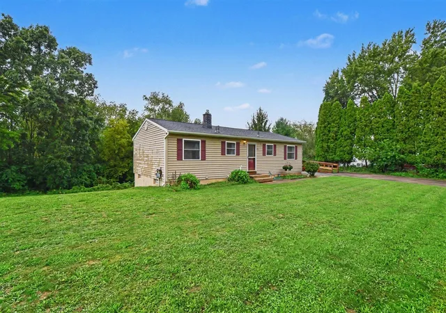 Photo 3 of Sale Pending at 893 Maplehill Ave, Ada, MI 49301 | MLS# 70557977 | Listing updated on 2026-09-18