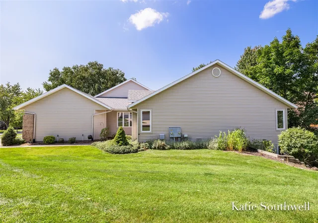 Photo 2 of Sale Pending at 2116 Shetland Dr, Grand Rapids, MI 49505 | MLS# 70555600 | Listing updated on 2026-09-02