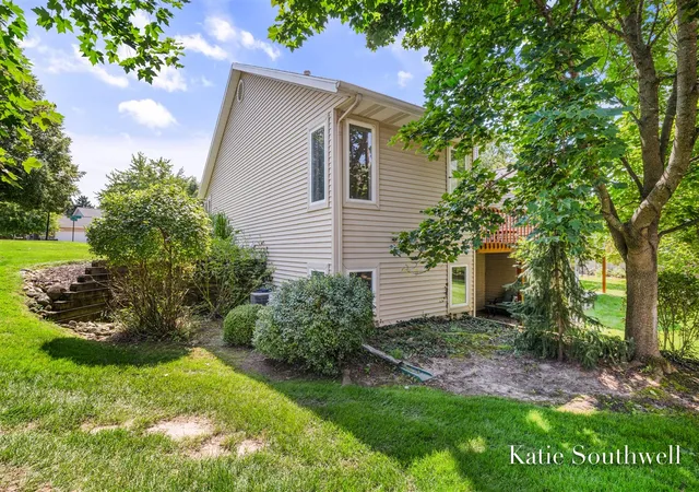Photo 3 of Sale Pending at 2116 Shetland Dr, Grand Rapids, MI 49505 | MLS# 70555600 | Listing updated on 2026-09-02