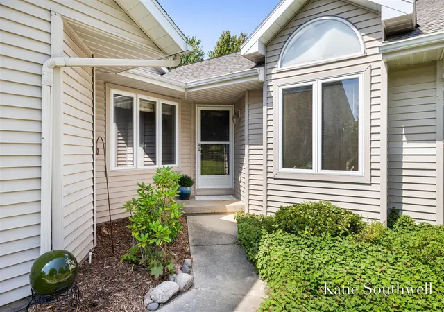 Listing Photo 5 - Condo for sale in building located at 2116 Shetland Dr, Grand Rapids, MI 49505