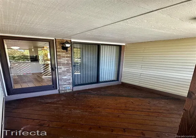 Listing Photo 2 - Condo for sale in building located at 16404 Clarkson Dr, Fraser, MI 48026