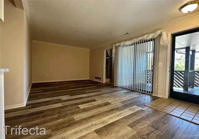 Listing Photo 3 - Condo for sale in building located at 16404 Clarkson Dr, Fraser, MI 48026