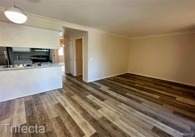 Listing Photo 4 - Condo for sale in building located at 16404 Clarkson Dr, Fraser, MI 48026