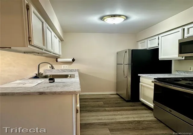 Listing Photo 5 - Condo for sale in building located at 16404 Clarkson Dr, Fraser, MI 48026