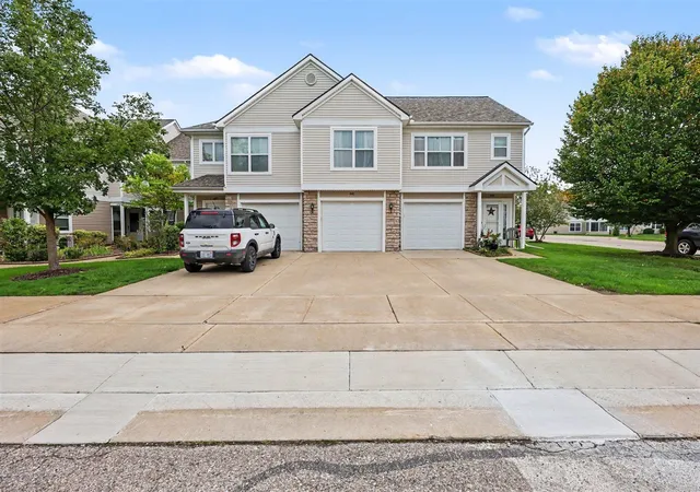 Listing Photo 2 - Condo for sale in building located at 641 Fieldstone Cir, Chelsea, MI 48118