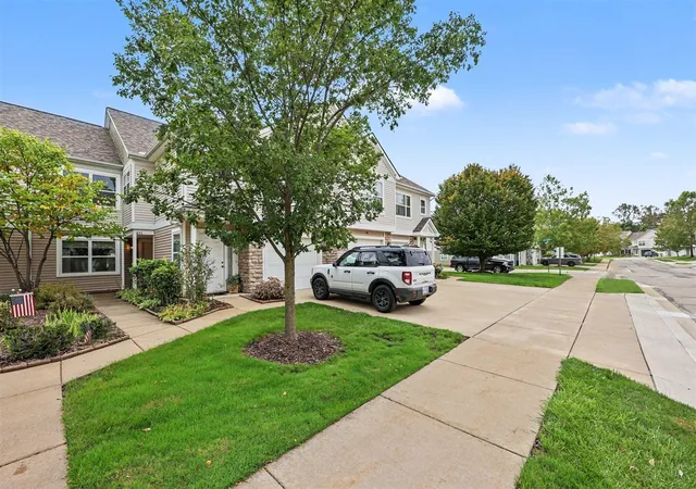 Listing Photo 4 - Condo for sale in building located at 641 Fieldstone Cir, Chelsea, MI 48118