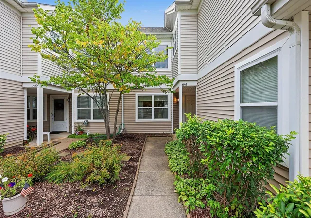 Listing Photo 5 - Condo for sale in building located at 641 Fieldstone Cir, Chelsea, MI 48118