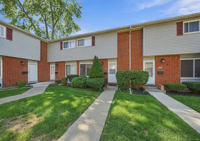 Photo 2 of Condo for sale at 27908 Eastwick Sq Drs, Roseville, MI 48066 | MLS# 50221939 | Listing updated on 2026-09-27