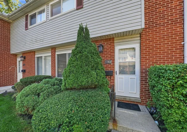 Listing Photo 4 - Condo for sale in building located at 27908 Eastwick Sq Drs, Roseville, MI 48066