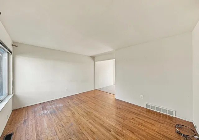 Listing Photo 5 - Condo for sale in building located at 27908 Eastwick Sq Drs, Roseville, MI 48066