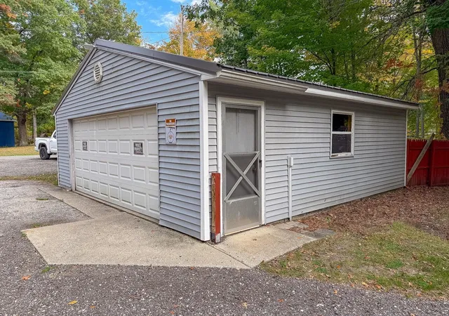 Photo 3 of Single family home for sale at 987 W Maple Crst Dr, Sanford, MI 48657 | MLS# 50224249 | Listing updated on 2026-10-08