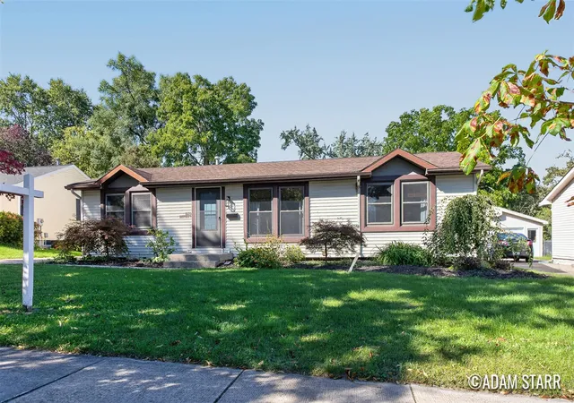Photo 1 of Single family home for sale at 1525 Lenox Rd, Grand Rapids, MI 49506 | MLS# 70550347 | Listing updated on 2026-10-09