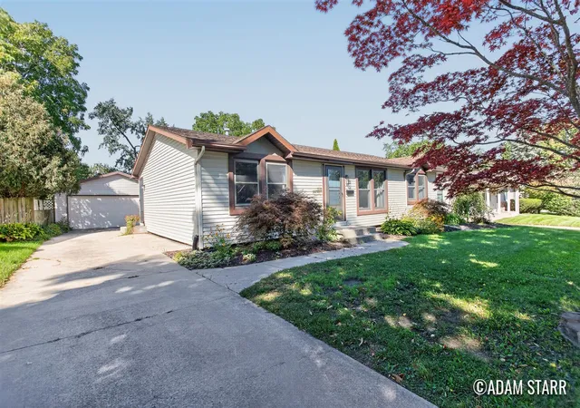 Photo 1 of Single family home for sale at 1525 Lenox Rd, Grand Rapids, MI 49506 | MLS# 70550347 | Listing updated on 2026-10-09