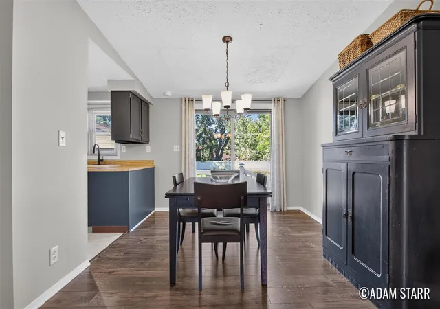 Photo 2 of Single family home for sale at 1525 Lenox Rd, Grand Rapids, MI 49506 | MLS# 70550347 | Listing updated on 2026-10-09