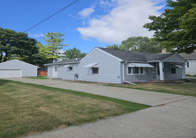 Photo 3 of Single family home for sale at 820 Michigan Ave, Bay City, MI 48708 | MLS# 50223304 | Listing updated on 2026-10-05