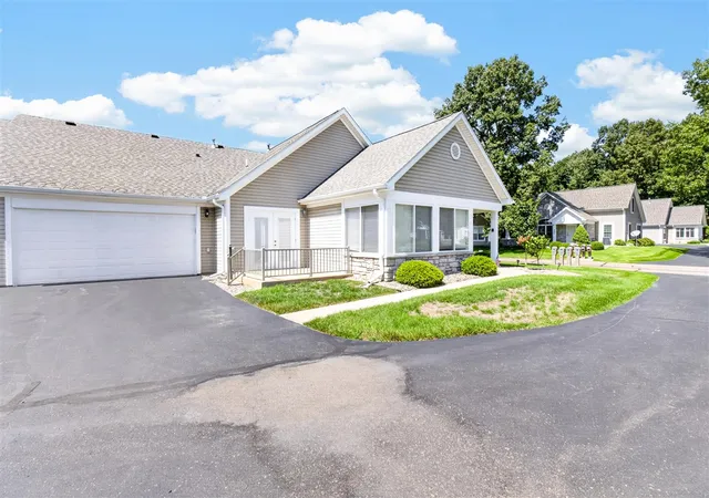 Photo 3 of Sale Pending at 282 Ashton Lake Dr, Battle Creek, MI 49015 | MLS# 70555647 | Listing updated on 2026-09-11
