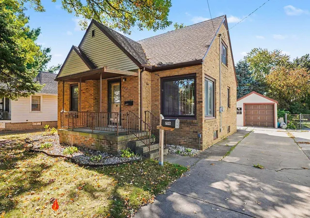 Photo 2 of Single family home for sale at 206 S Mountain St, Bay City, MI 48706 | MLS# 50223413 | Listing updated on 2026-10-15