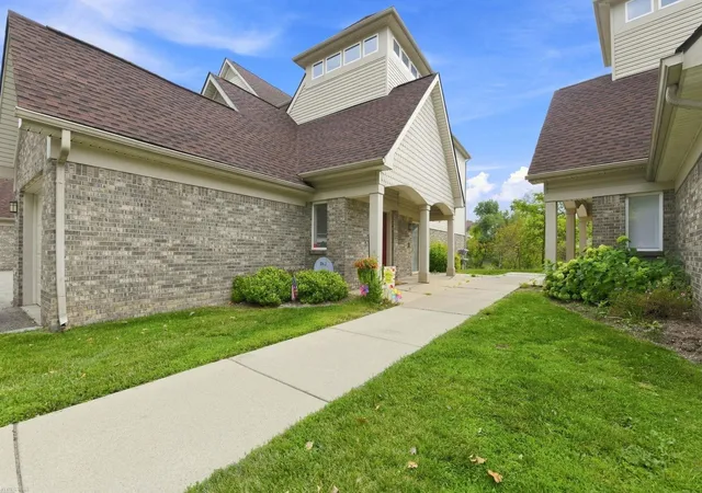 Listing Photo 4 - Condo for sale in building located at 1390 Constance Dr, Pontiac, MI 48340-1377