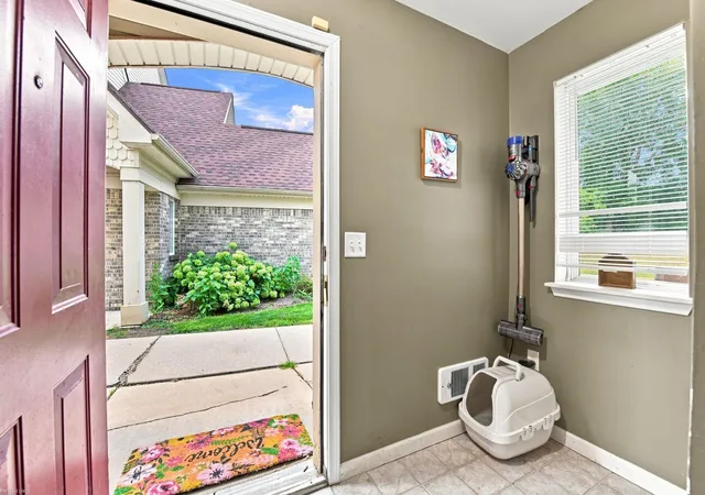 Listing Photo 5 - Condo for sale in building located at 1390 Constance Dr, Pontiac, MI 48340-1377