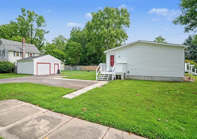 Photo 3 of Sale Pending at 427 E Division St, Dowagiac, MI 49047 | MLS# 70551994 | Listing updated on 2026-09-09