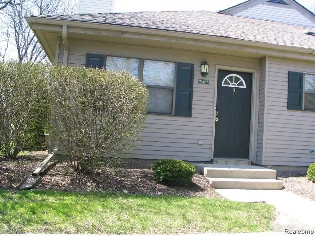 Listing Photo 2 - Condo for sale in 24932 NE Auburn Ln located at 24932 NE Auburn Ln, Southfield, MI 48033 - Unit 24932 NE Auburn Ln