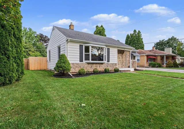 Photo 2 of Sale Pending at 2009 S Farragut St, Bay City, MI 48708 | MLS# 50222568 | Listing updated on 2026-09-30