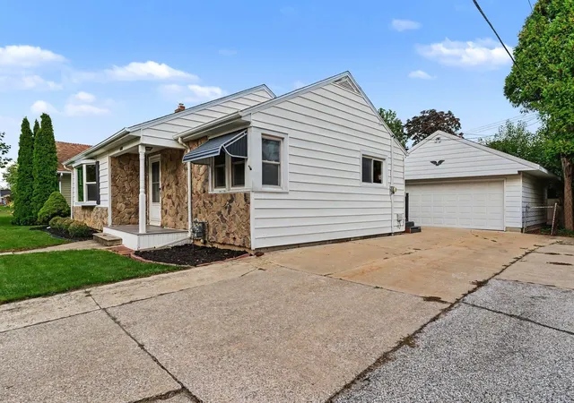 Photo 3 of Sale Pending at 2009 S Farragut St, Bay City, MI 48708 | MLS# 50222568 | Listing updated on 2026-09-30