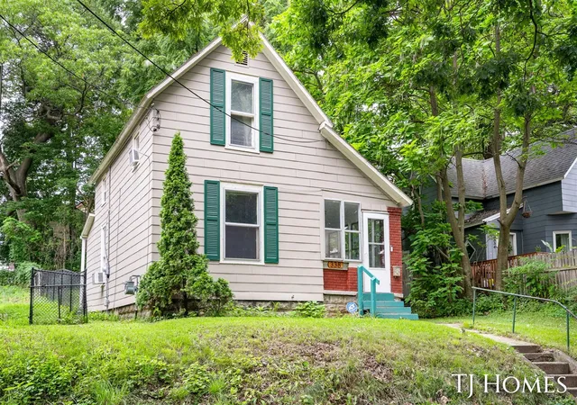 Photo 1 of Single family home for sale at 338 Hanover St, Grand Rapids, MI 49505 | MLS# 70550584 | Listing updated on 2026-10-07