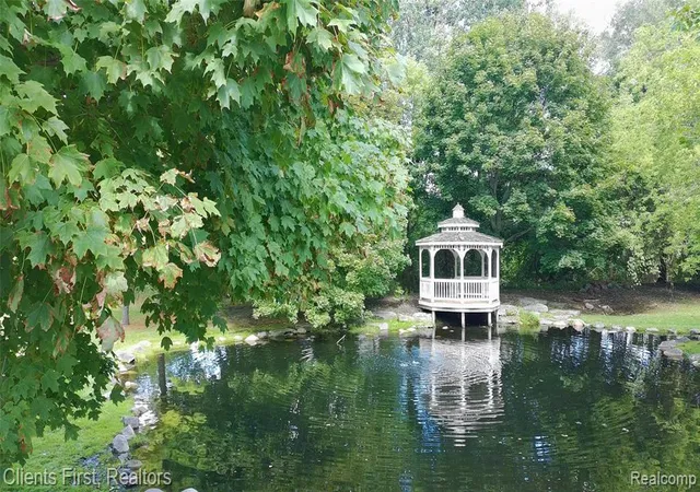 Listing Photo 4 - Condo for sale in building located at 738 Natures Cvs Ct, Wixom, MI 48393
