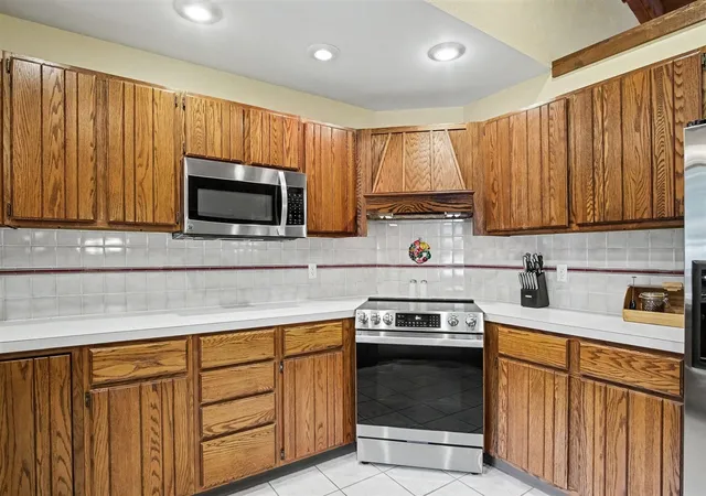 Photo 3 of Sale Pending at 986 Luce St, Grand Rapids, MI 49534 | MLS# 70556717 | Listing updated on 2026-09-12