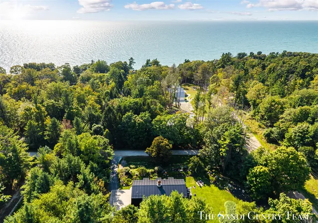 Photo 3 of Single family home for sale at 8567 Chuckanut Dr, Montague, MI 49437 | MLS# 70555500 | Listing updated on 2026-09-04