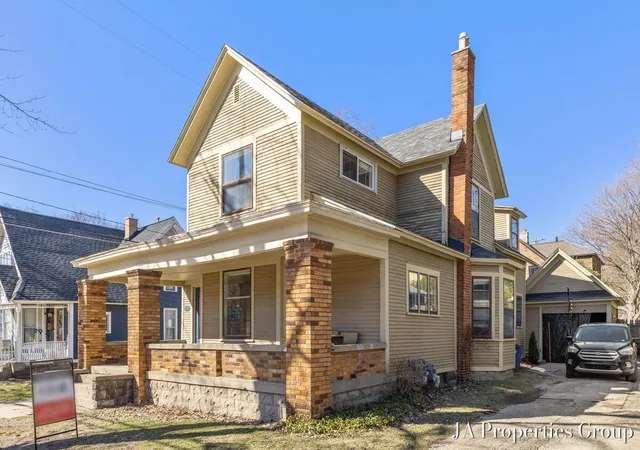 Listing Photo 3 - Condo for sale in building located at 921 Fairmount St, Grand Rapids, MI 49506
