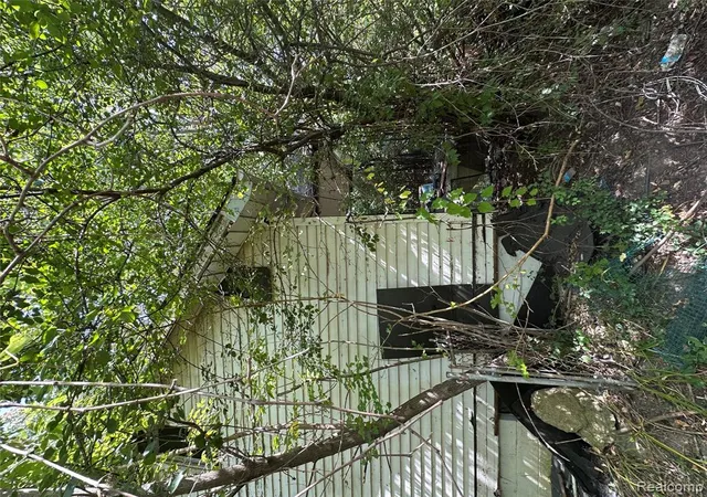 Photo 3 of Single family home for sale at 3149 Whittier Ave, Flint, MI 48506 3050 | MLS# 60949408 | Listing updated on 2026-09-10