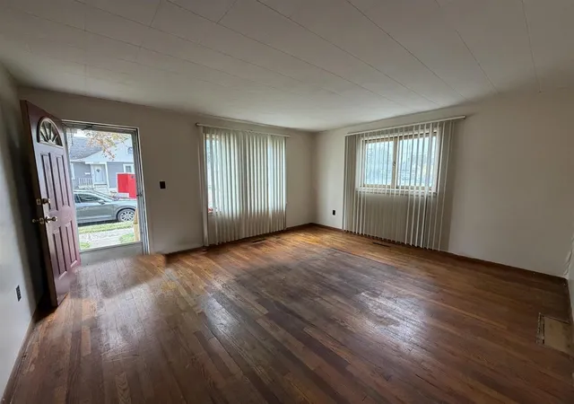 Photo 2 of Single family home for sale at 1704 Pulaski St, Bay City, MI 48708 | MLS# 50223538 | Listing updated on 2026-10-12